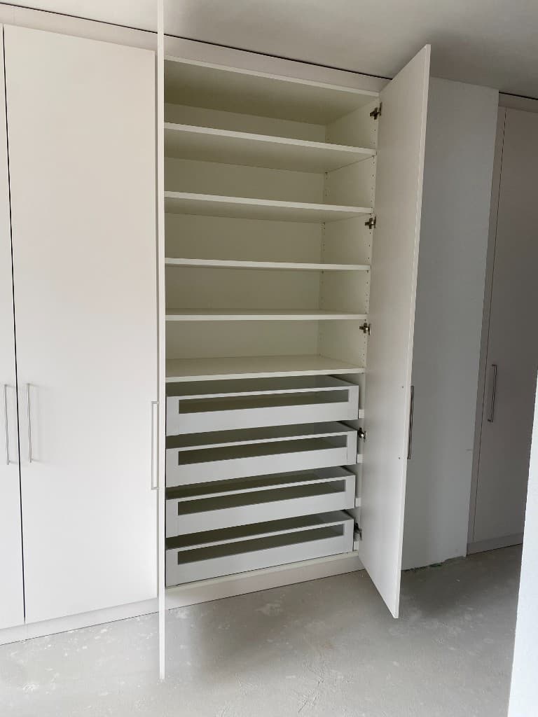 Montage von Einbauschränken